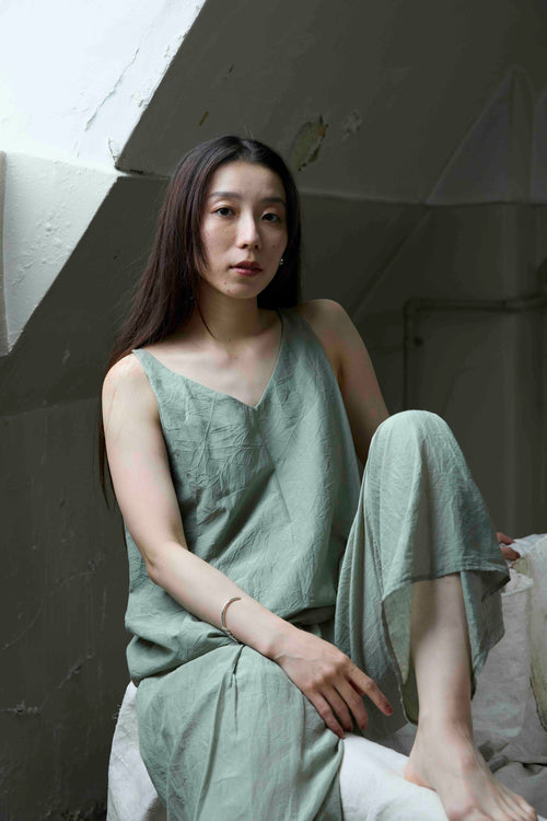 willow green Vネックノースリーブトップ ウィローグリーン コットンシルク 日本製 AS YET UNNAMED.

