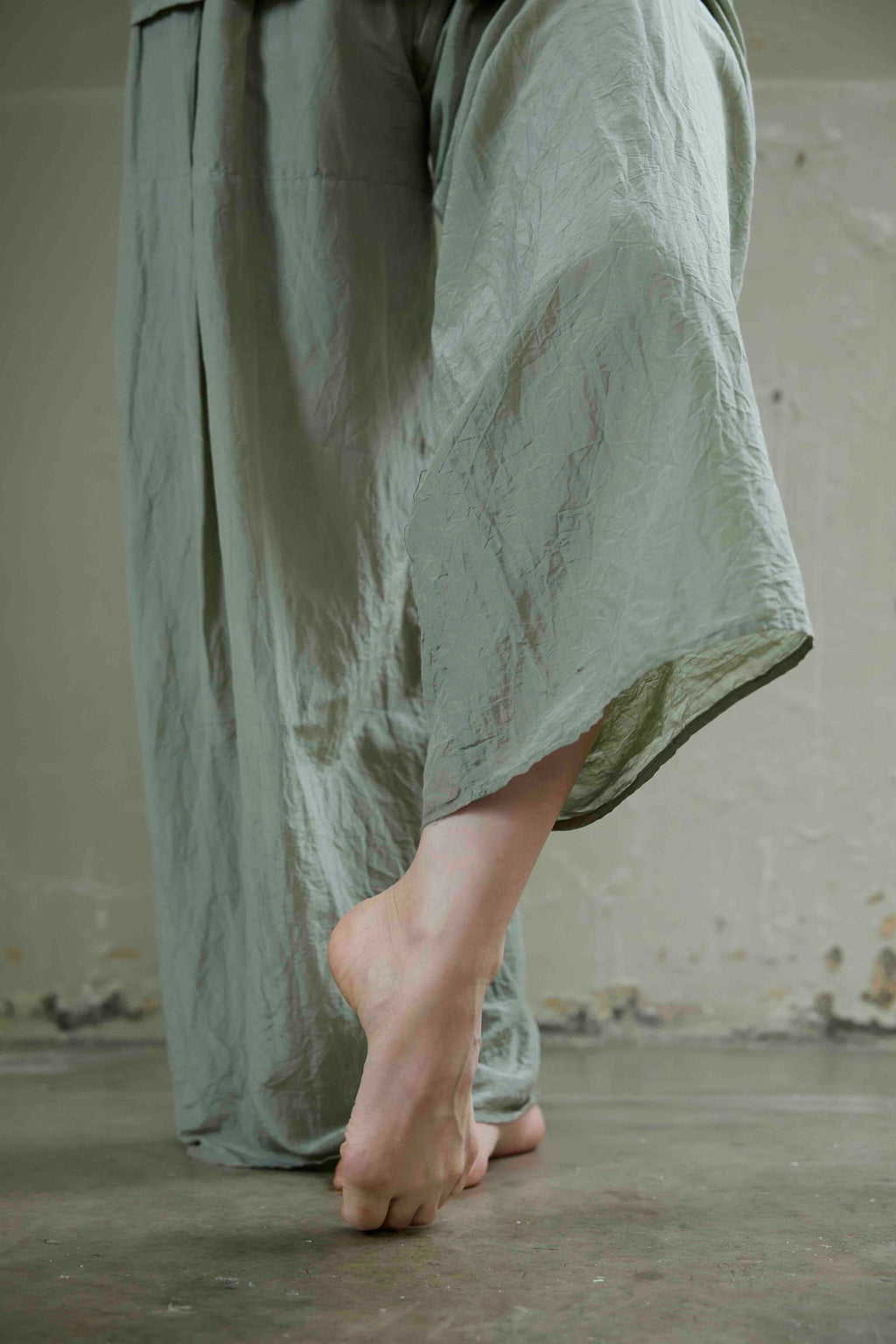 willow green 3タックワイドパンツ ウィローグリーン コットンシルク 日本製 AS YET UNNAMED.
