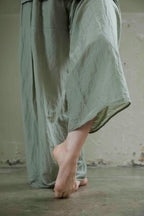 willow green 3タックワイドパンツ ウィローグリーン コットンシルク 日本製 AS YET UNNAMED.
