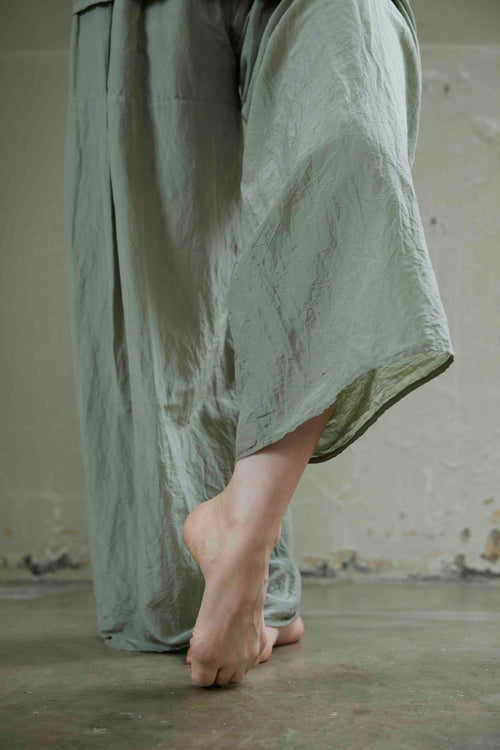 willow green 3タックワイドパンツ ウィローグリーン コットンシルク 日本製 AS YET UNNAMED.
