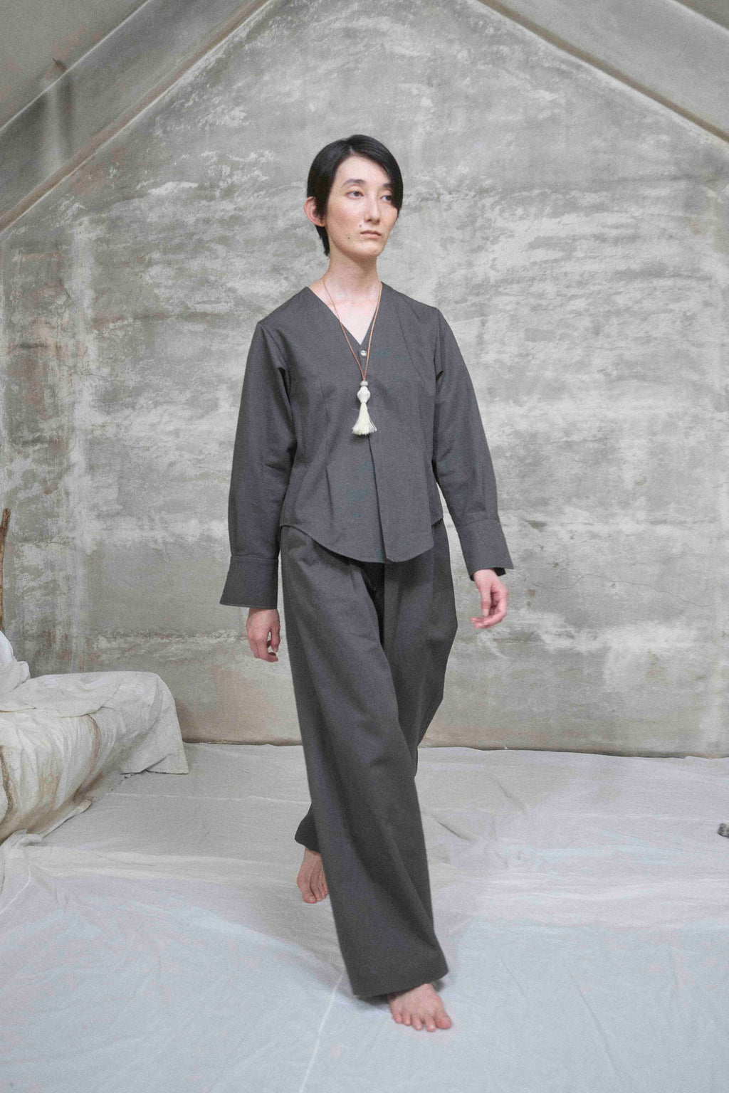 The 2tuck wrap straight wide trousers / Linen 100% / Ivory