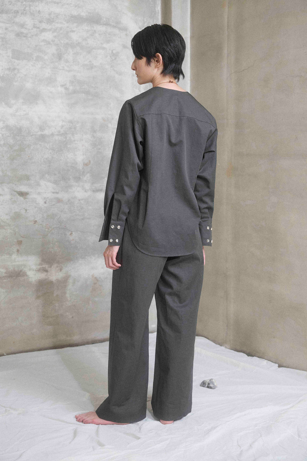 The 2tuck wrap straight wide trousers / Linen 100% / Ivory