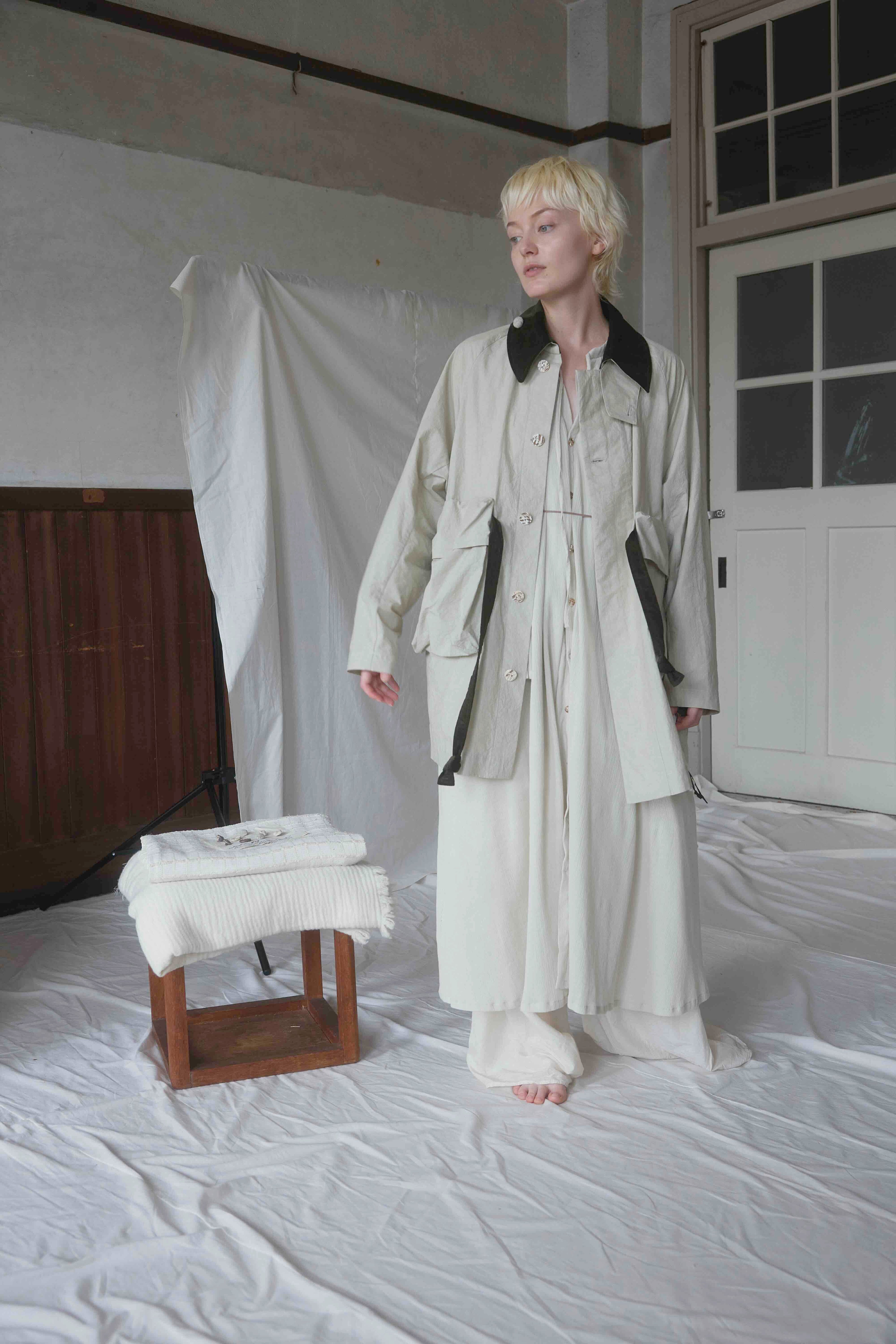 The studio work coat / light greige