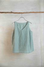 willow green Vネックノースリーブトップ ウィローグリーン コットンシルク 日本製 AS YET UNNAMED.
