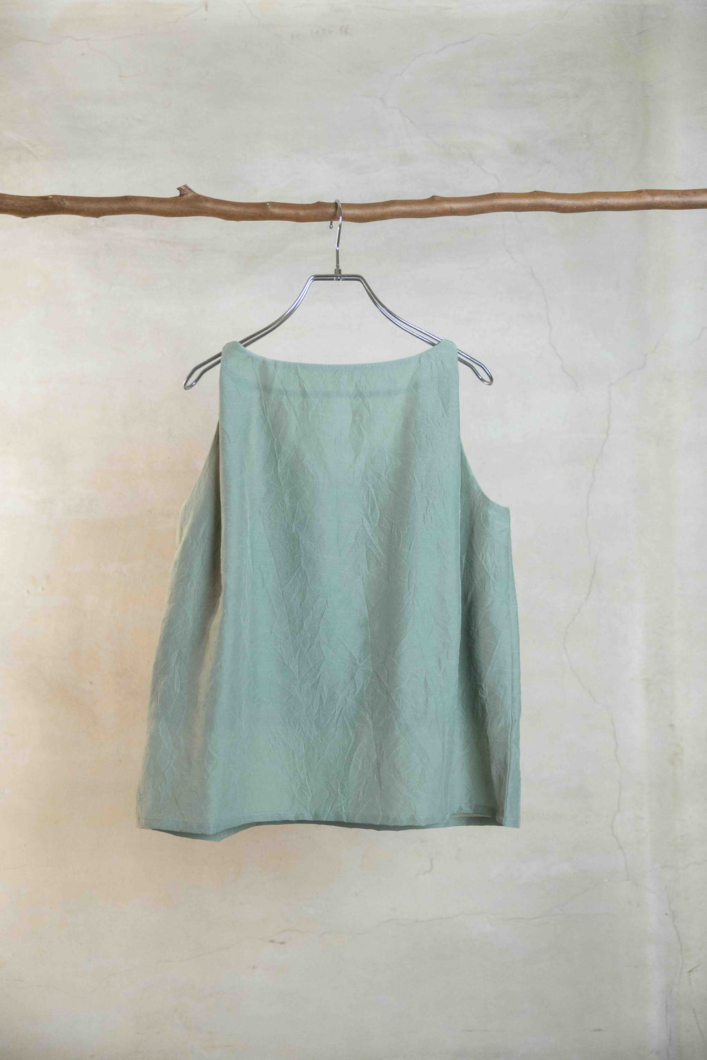 willow green Vネックノースリーブトップ ウィローグリーン コットンシルク 日本製 AS YET UNNAMED.
