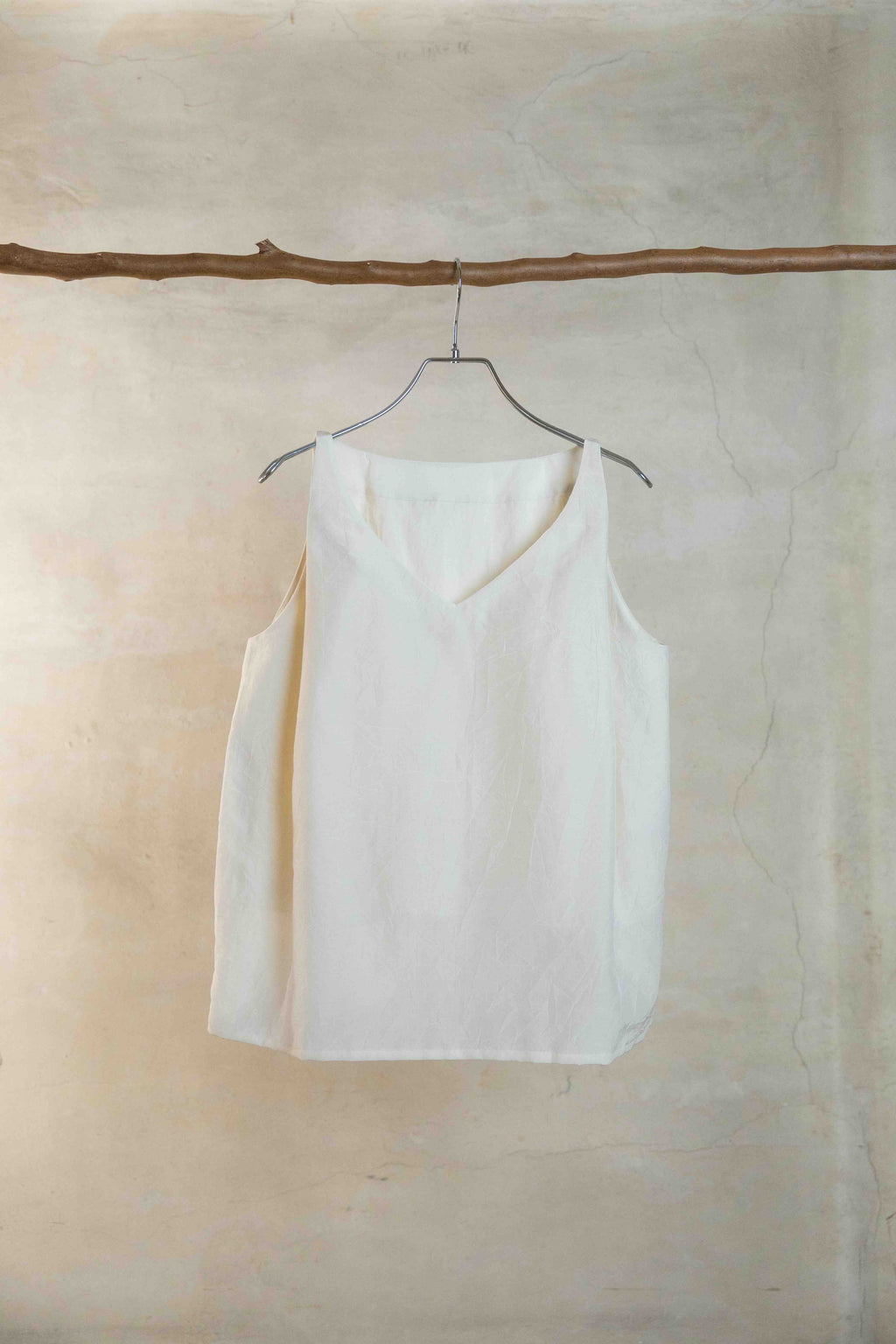 The essential line -The V neck sleeveless top / Ivory