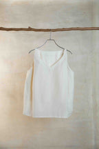 The essential line -The V neck sleeveless top / Ivory
