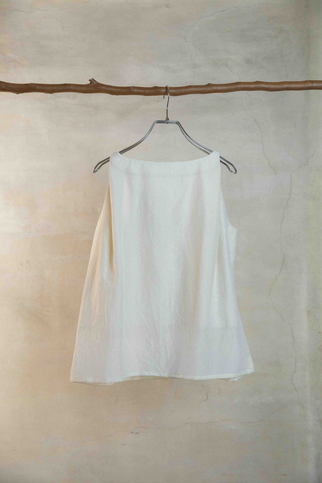 The essential line -The V neck sleeveless top / Ivory