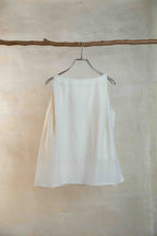 The essential line -The V neck sleeveless top / Ivory