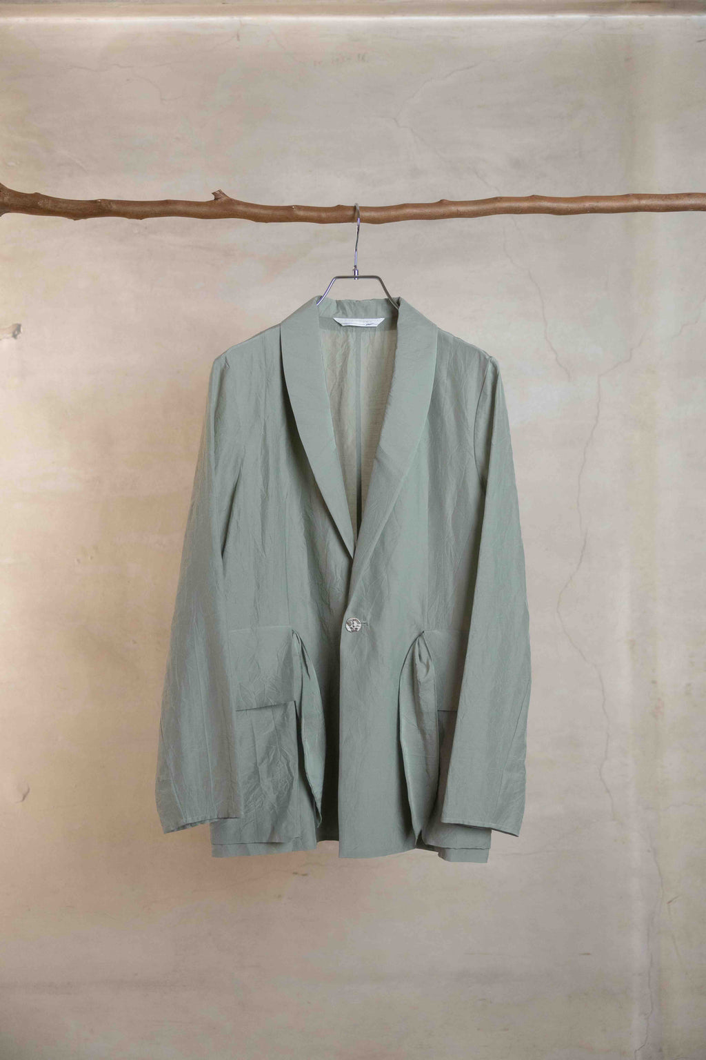 The essential line -The tailored shirt jacket / Willow green