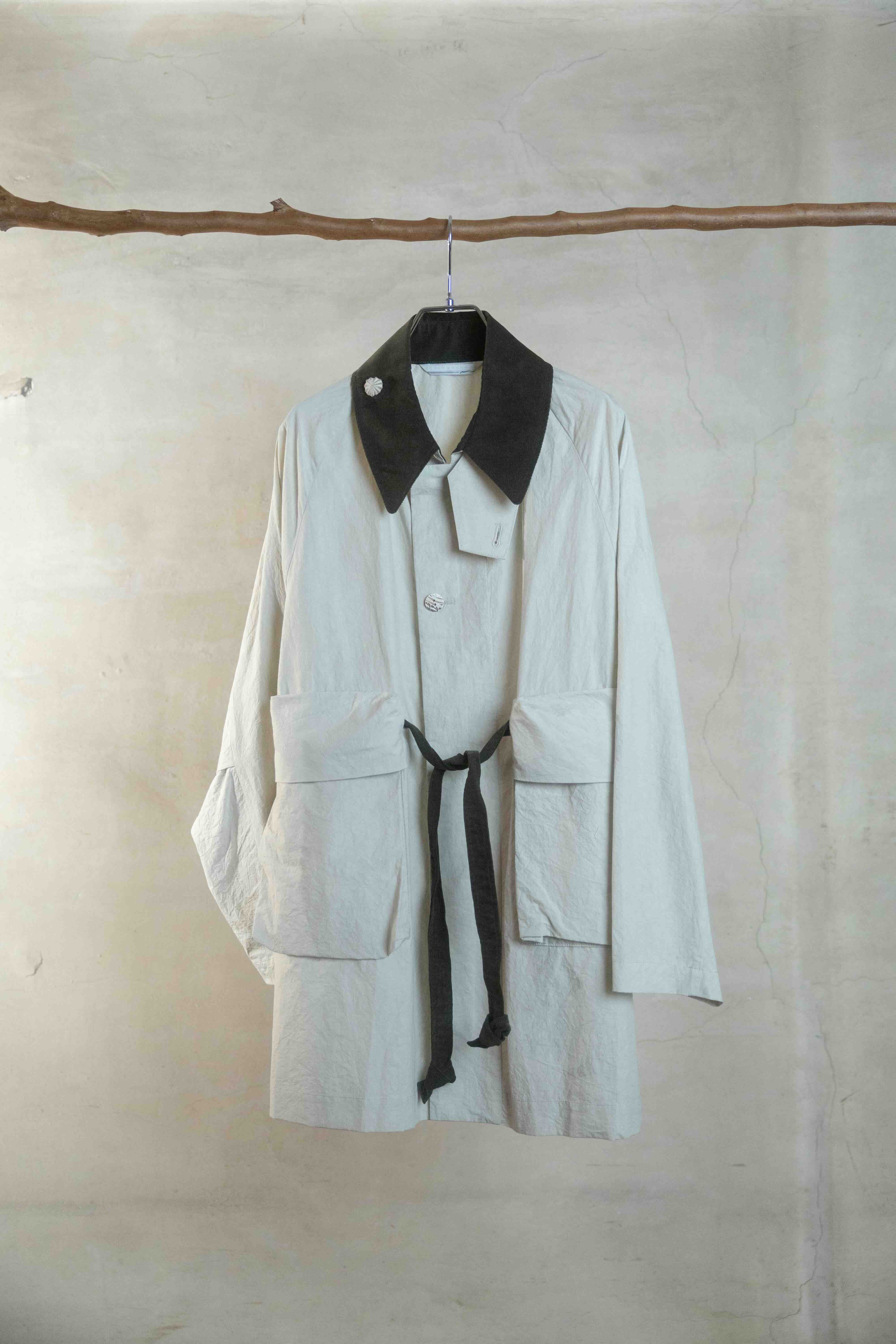 The studio work coat / light greige
