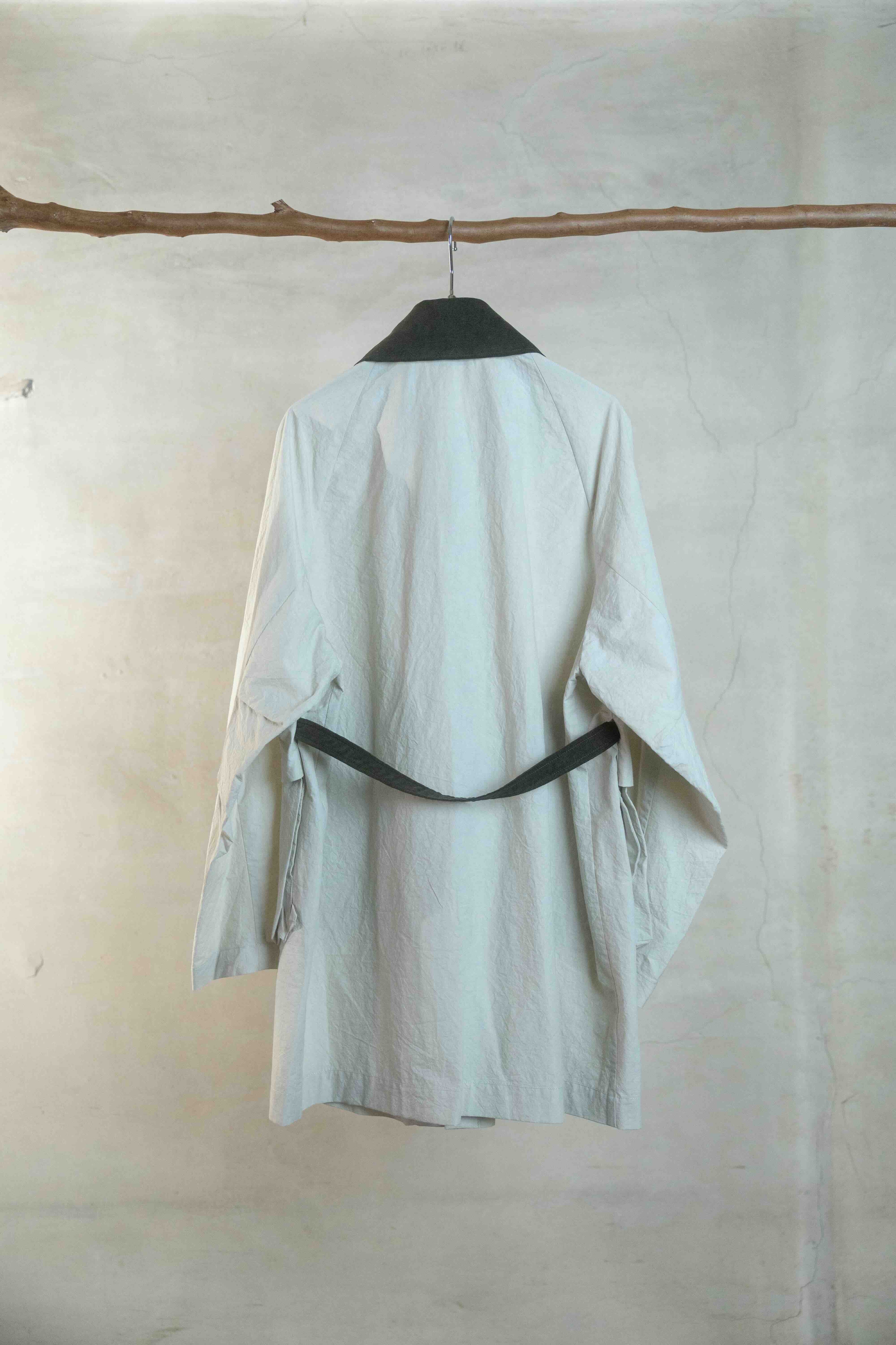 The studio work coat / light greige