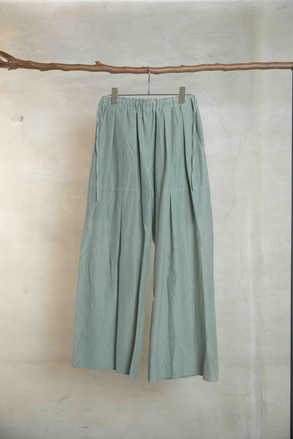 willow green 3タックワイドパンツ ウィローグリーン コットンシルク 日本製 AS YET UNNAMED.
