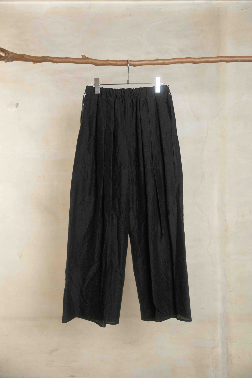 The essential line -The 3 tucks wide pants- / Black