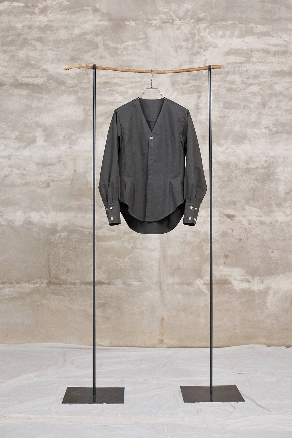 The V neck shirts / Cotton Linen Twill / Charcoal
