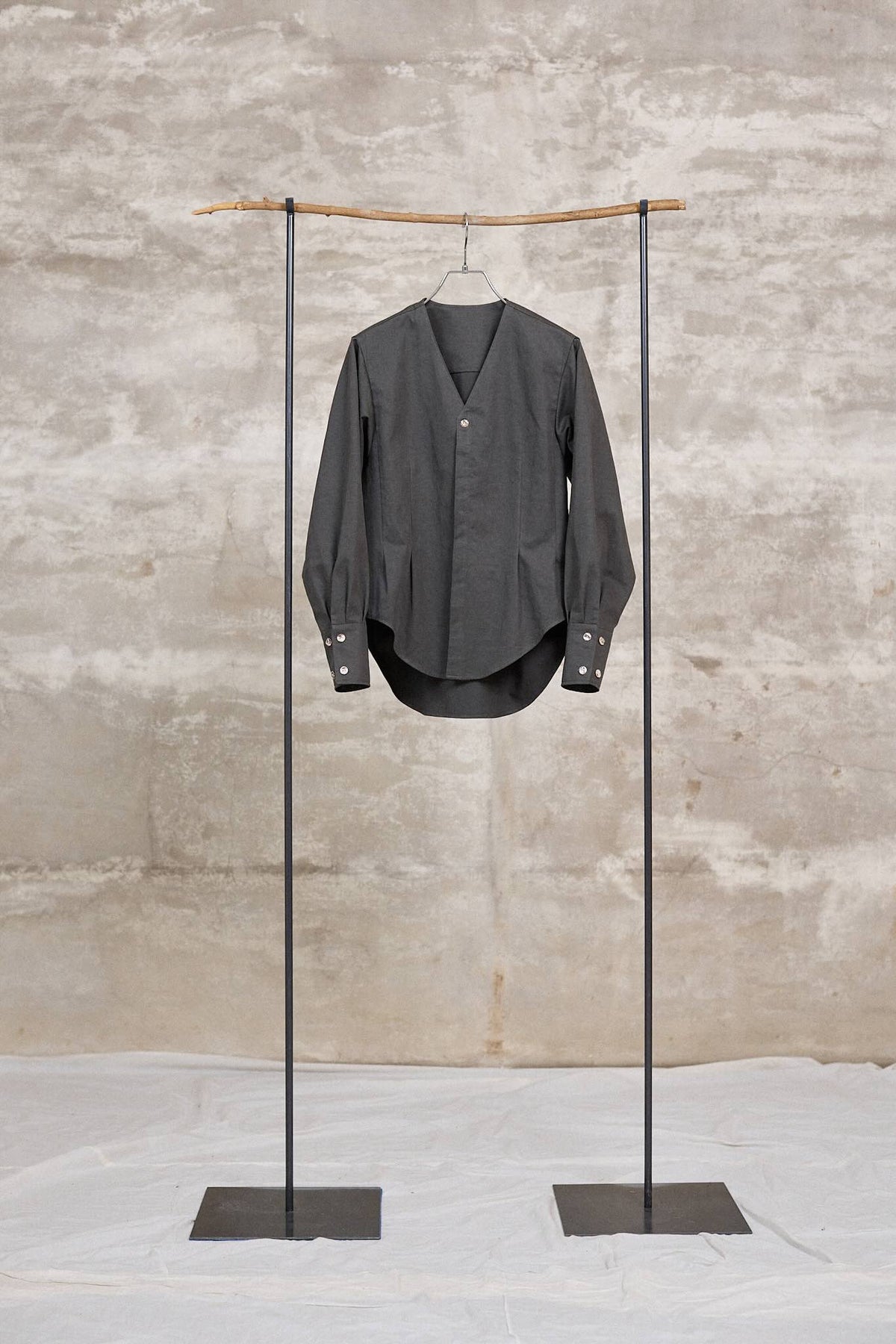 The V neck shirts / Cotton Linen Twill / Charcoal