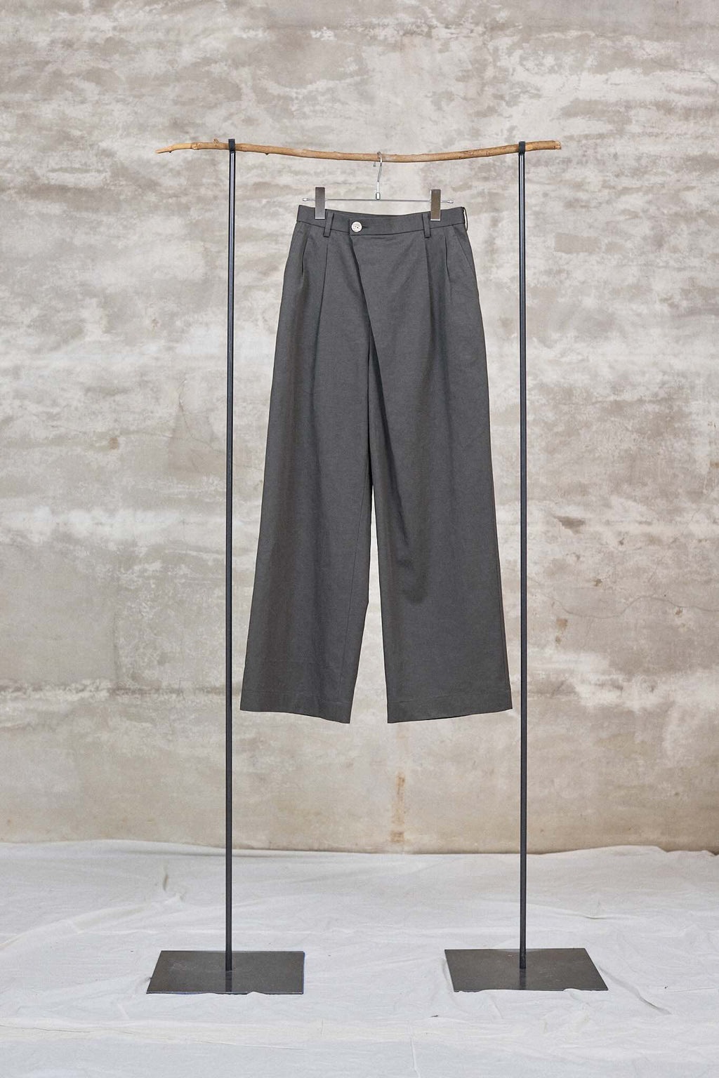The 2tuck wrap straight wide trousers / Cotton Linen twill / Charcoal