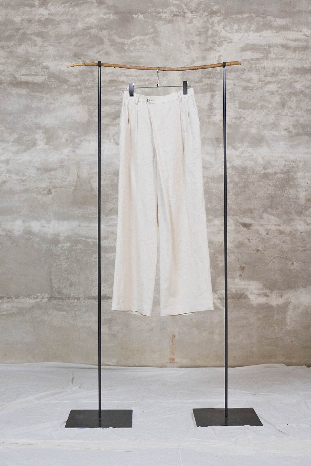 The 2tuck wrap straight wide trousers / Linen 100% / Ivory