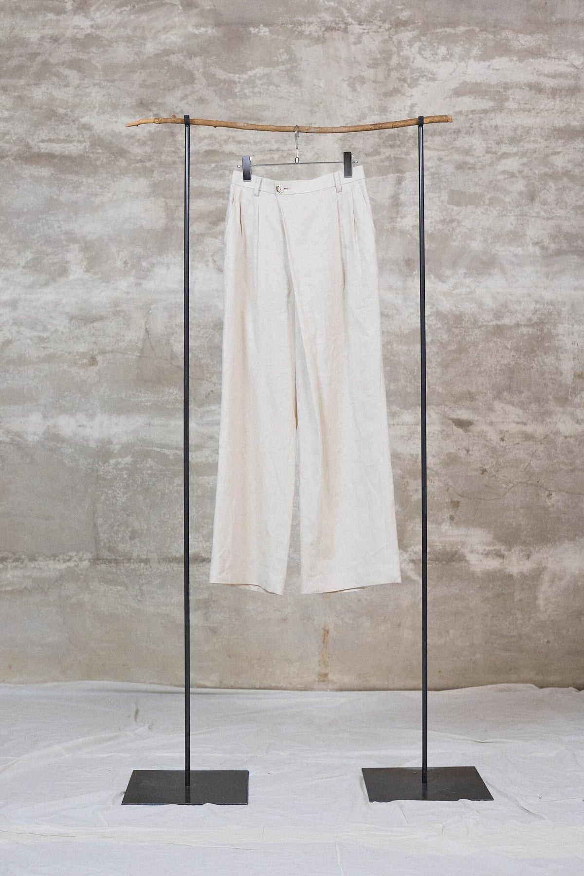 The 2tuck wrap straight wide trousers / Linen 100% / Ivory