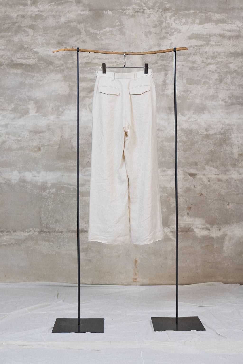 The 2tuck wrap straight wide trousers / Linen 100% / Ivory